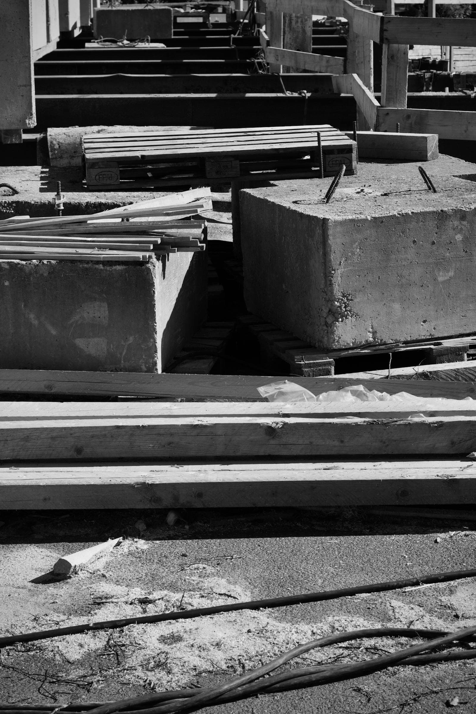 Черно-белая строительная площадка с материалами