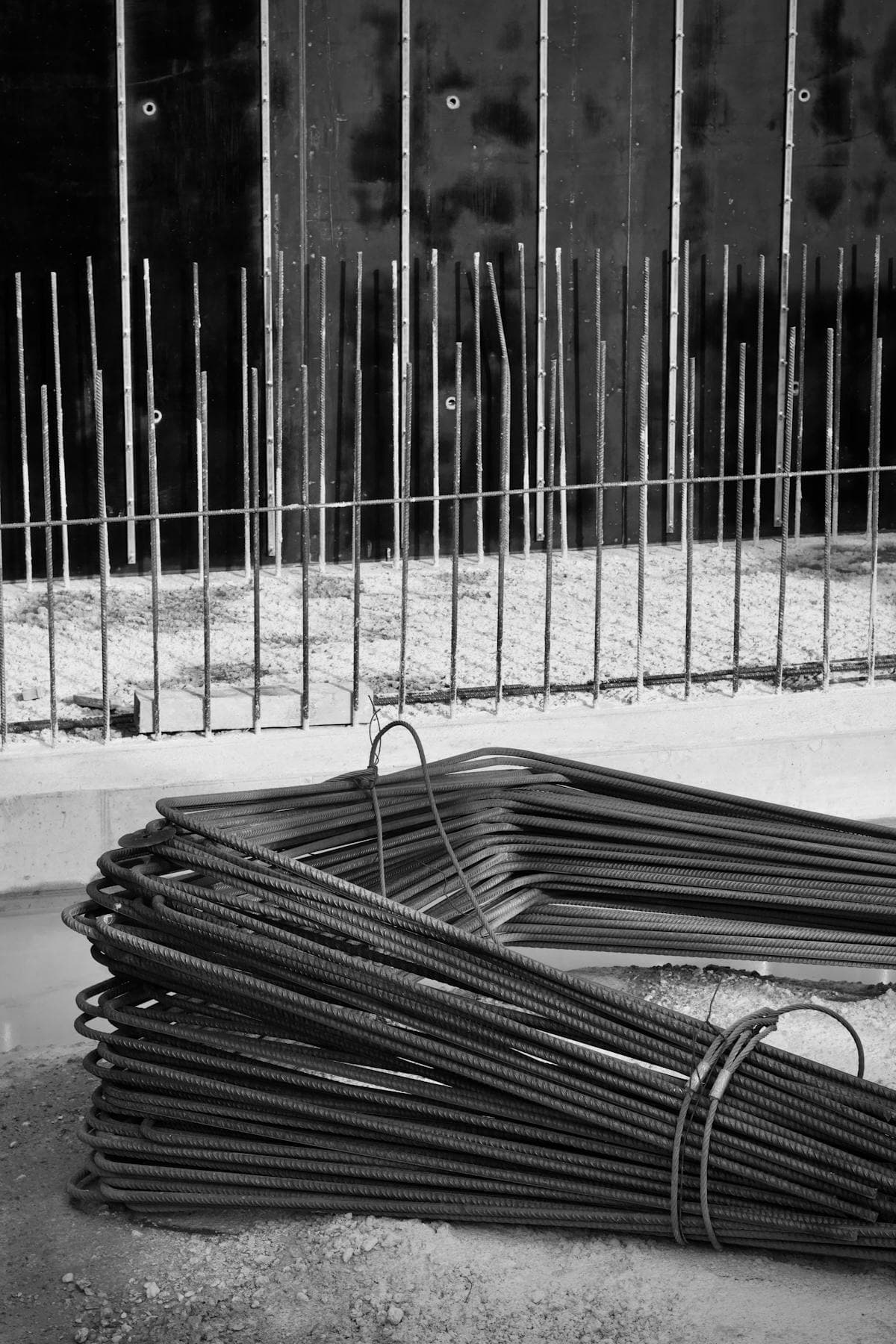 Черно-белая строительная площадка с арматурой