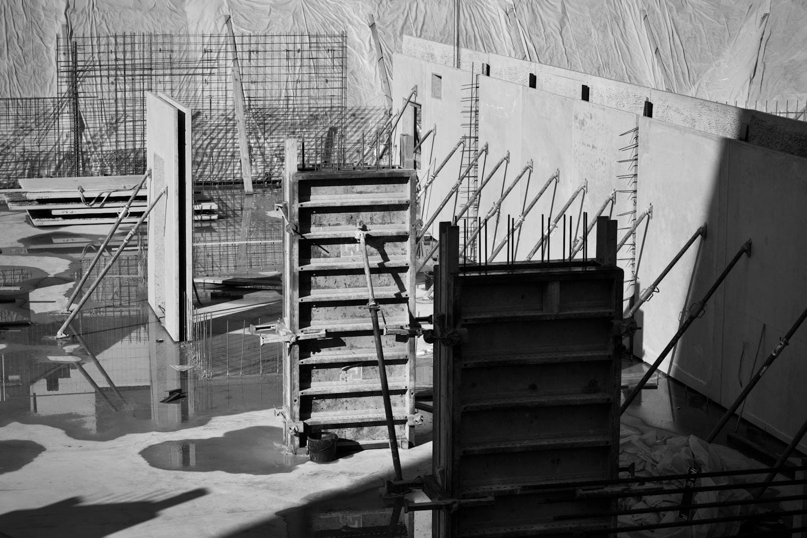 Черно-белая строительная площадка с бетонными формами